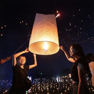 Thailand celebrates Water Lantern Festival